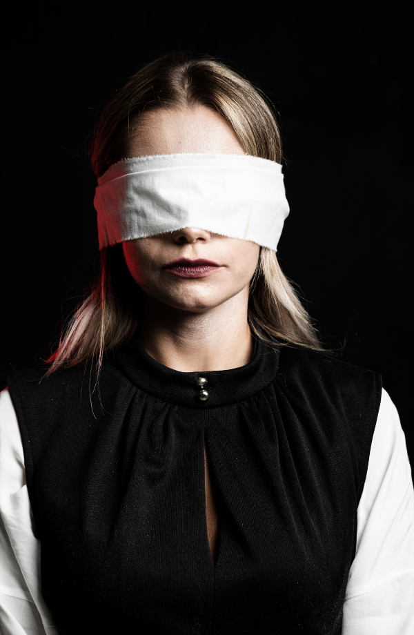 Mujer con los ojos vendados simbolizando cómo los programas inconscientes bloquean la visión clara y limitan la libertad personal.