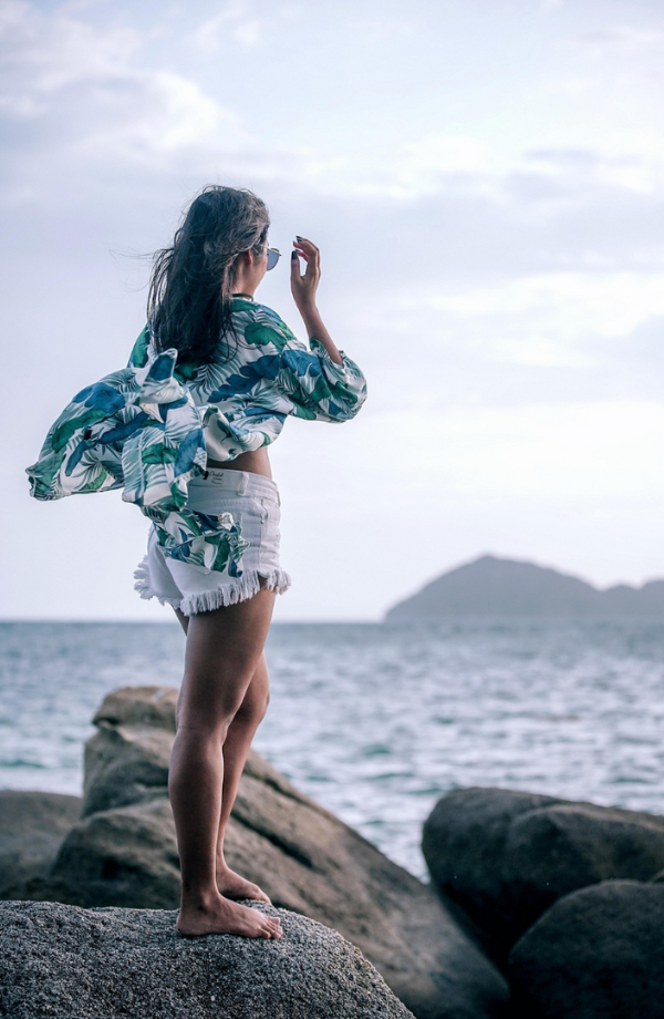 Mujer de pie frente al mar representando el avance hacia la libertad interior y la sanación emocional