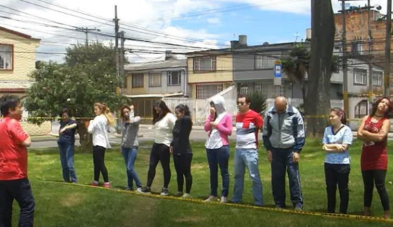 Comunidad en movimiento fortaleciendo transformación emocional y resiliencia.