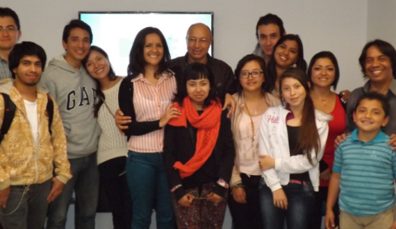 Grupo de personas felices en proceso de crecimiento personal.