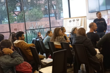 Cursos y talleres especializados para transformar emociones y desprogramar creencias limitantes.